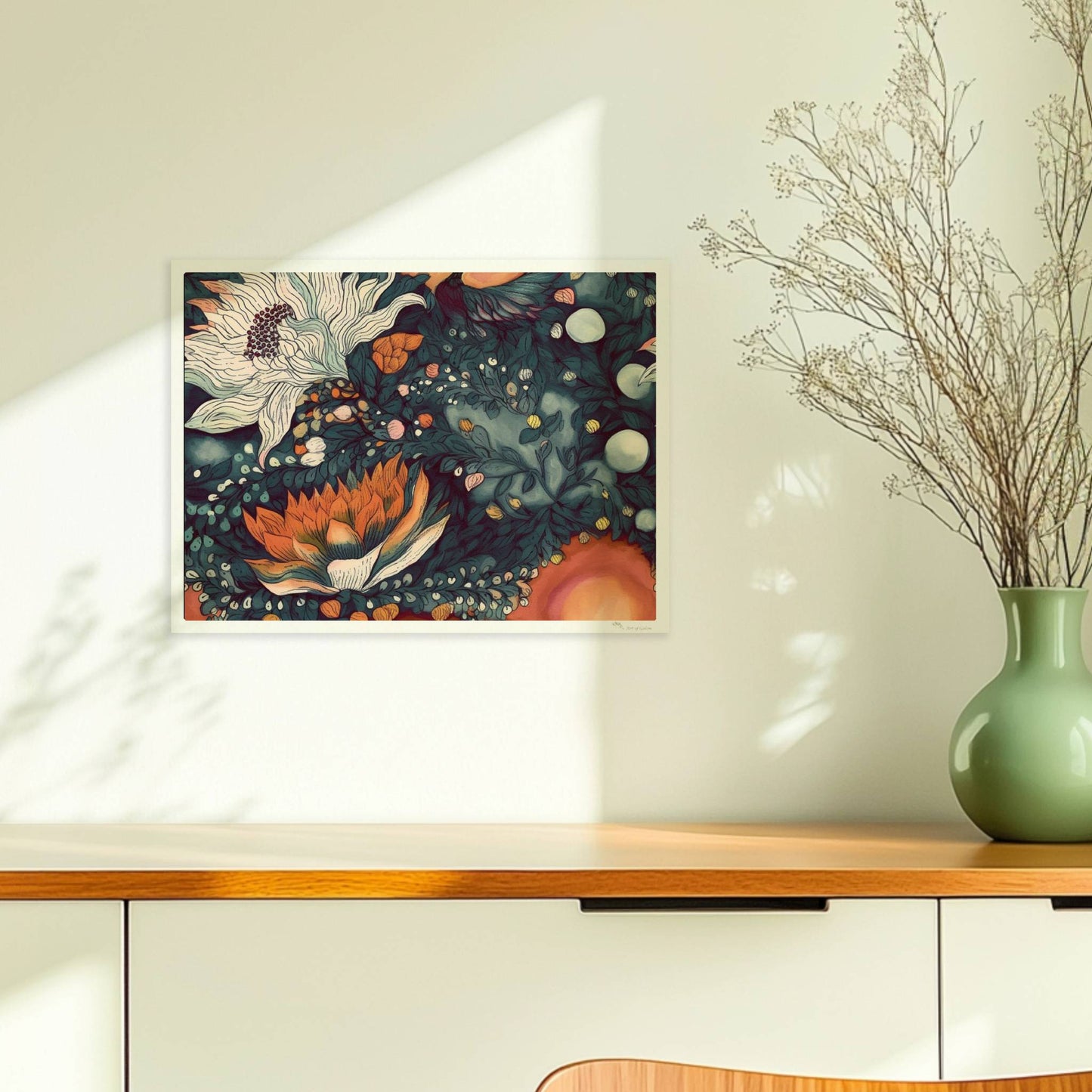 Kunstvolle abstrakte Blumenkomposition mit großen weißen und orangefarbenen Blüten, feinen Blättern und Vögeln auf einem warmen Hintergrund – hochwertige Flower Arts Illustration im quadratischen Format.. Ohne Rahmen 40x30