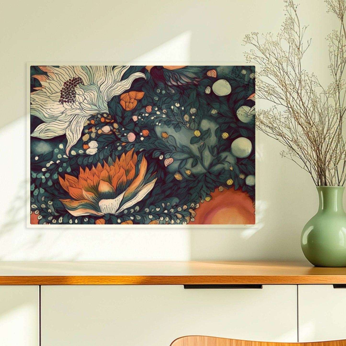 Kunstvolle abstrakte Blumenkomposition mit großen weißen und orangefarbenen Blüten, feinen Blättern und Vögeln auf einem warmen Hintergrund – hochwertige Flower Arts Illustration im quadratischen Format.. Ohne Rahmen 70x50