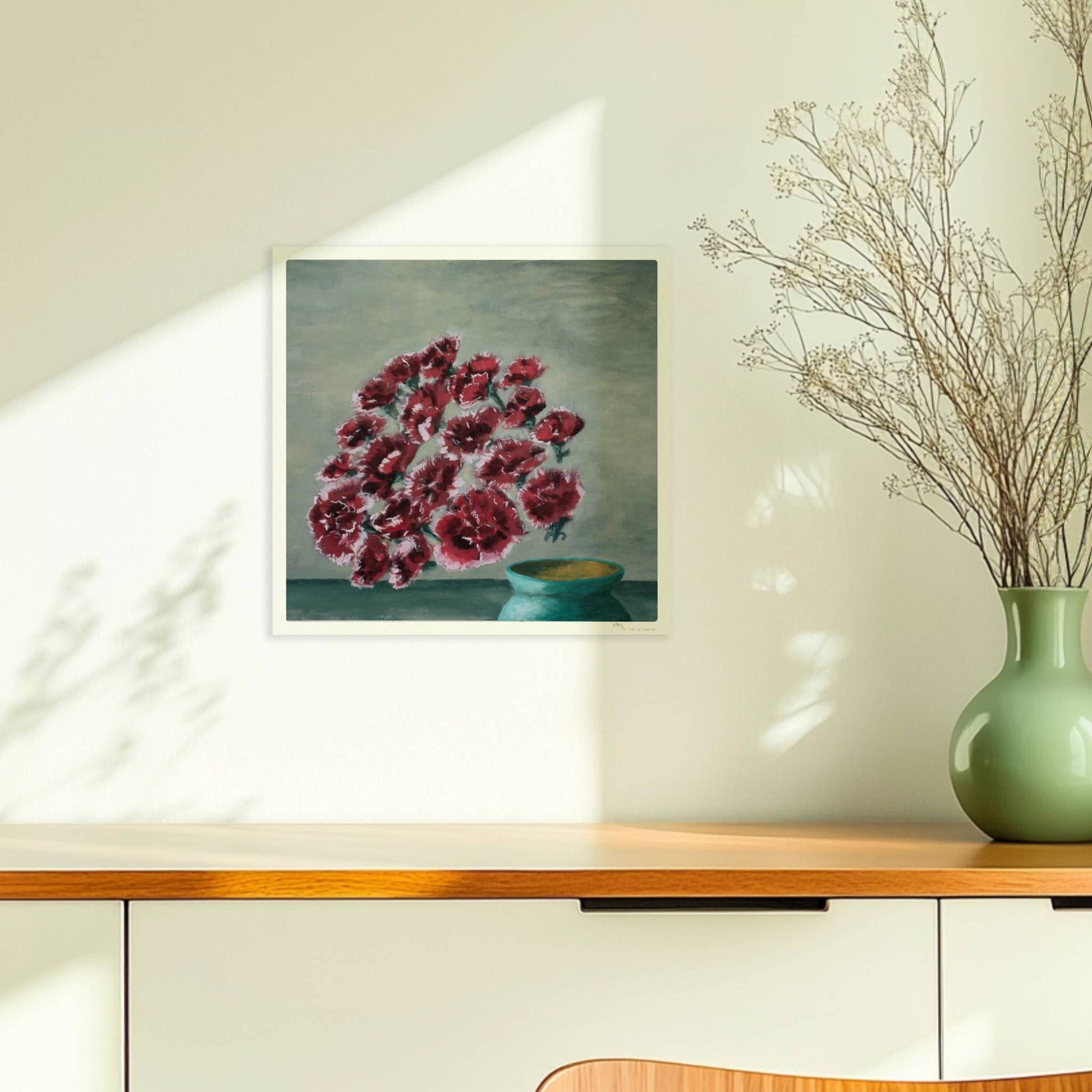 Fliegende rote Nelken in grüner Vase vor grauem Hintergrund.. Ohne Rahmen 30x30
