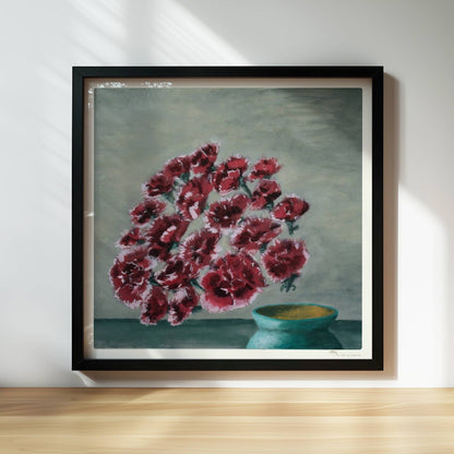 Fliegende rote Nelken in grüner Vase vor grauem Hintergrund.. Rahmen schwarz 30x30