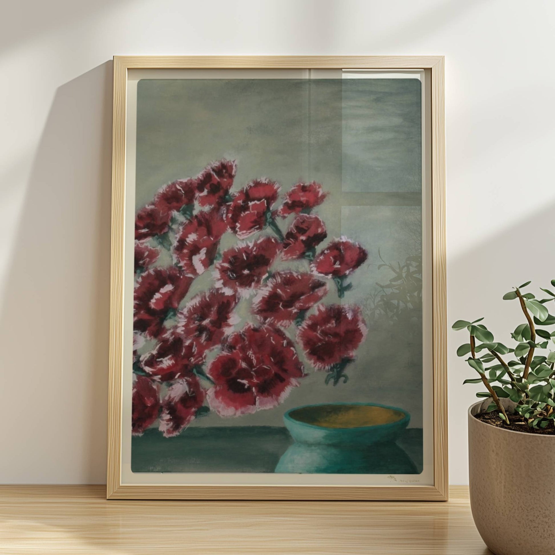 Fliegende rote Nelken in grüner Vase vor grauem Hintergrund.. Rahmen natur 30x40