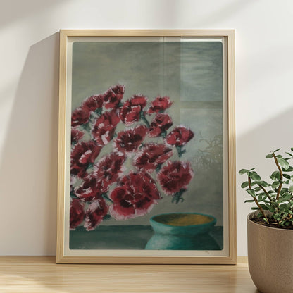 Fliegende rote Nelken in grüner Vase vor grauem Hintergrund.. Rahmen natur 30x40