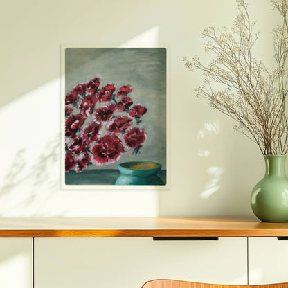 Fliegende rote Nelken in grüner Vase vor grauem Hintergrund.. Ohne Rahmen 30x40