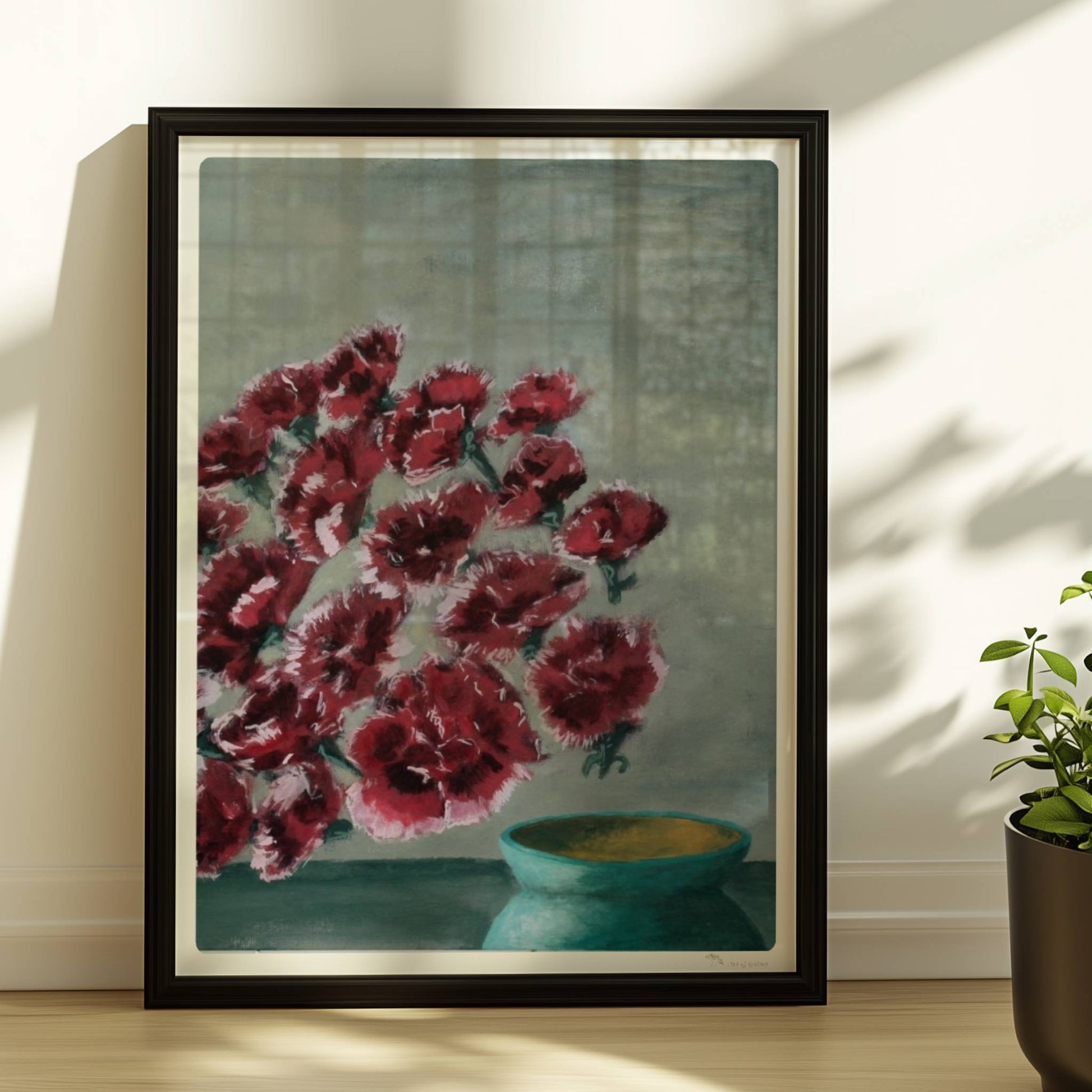 Fliegende rote Nelken in grüner Vase vor grauem Hintergrund.. Rahmen schwarz 30x40