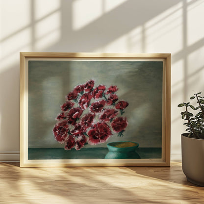 Fliegende rote Nelken in grüner Vase vor grauem Hintergrund.. Rahmen natur 40x30