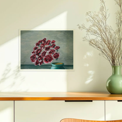Fliegende rote Nelken in grüner Vase vor grauem Hintergrund.. Ohne Rahmen 40x30