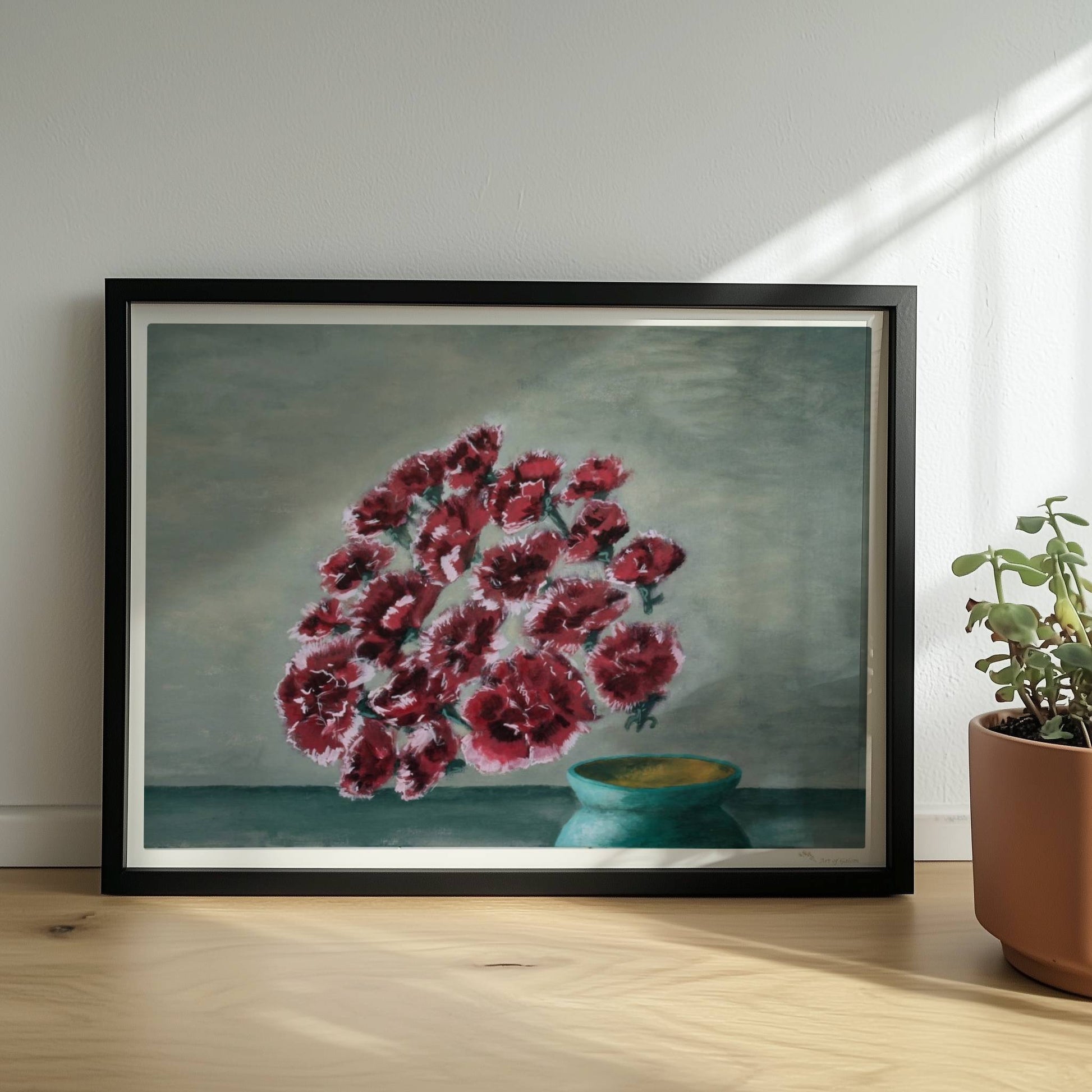 Fliegende rote Nelken in grüner Vase vor grauem Hintergrund.. Rahmen schwarz 40x30