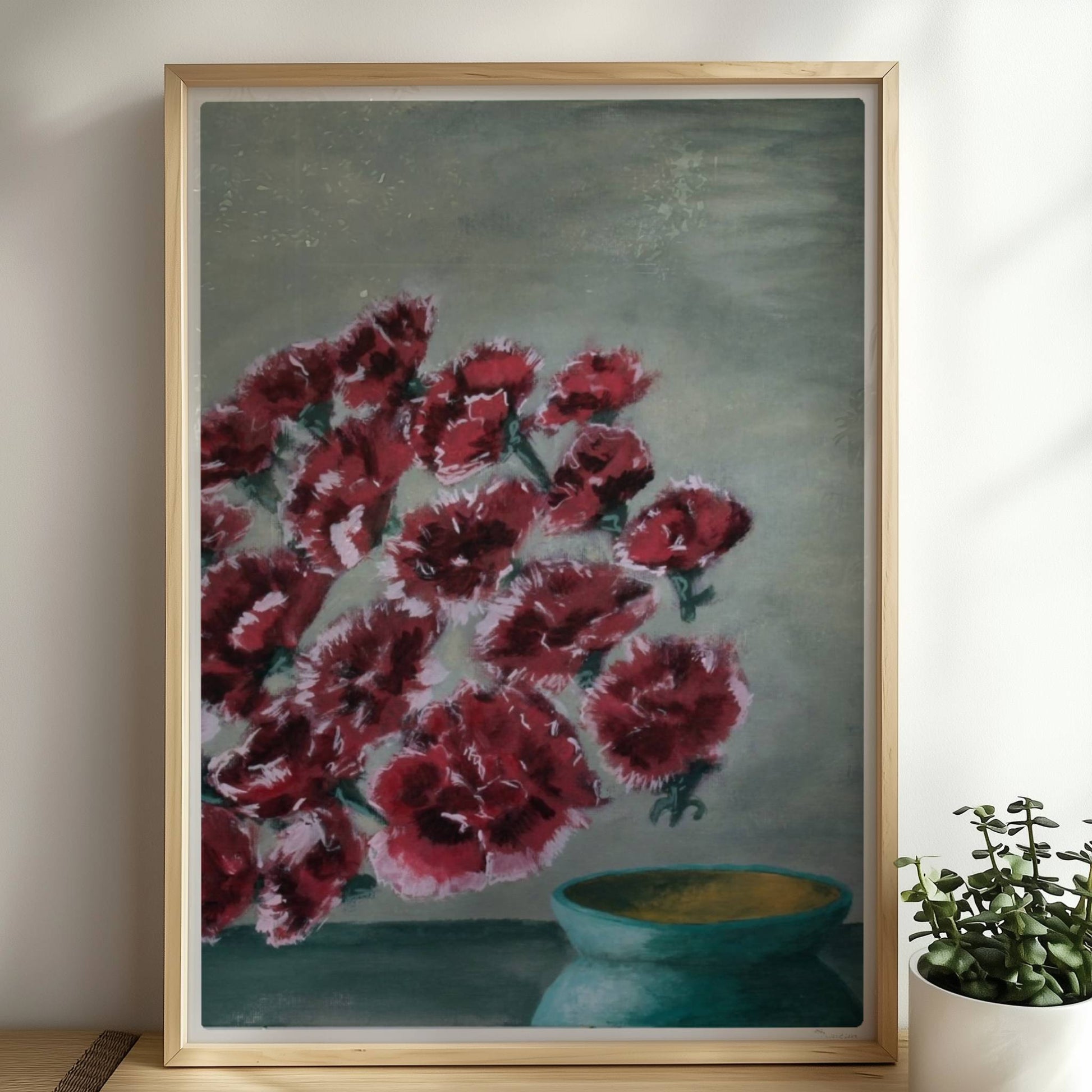 Fliegende rote Nelken in grüner Vase vor grauem Hintergrund.. Rahmen natur 50x70