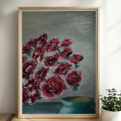 Fliegende rote Nelken in grüner Vase vor grauem Hintergrund.. Rahmen natur 50x70
