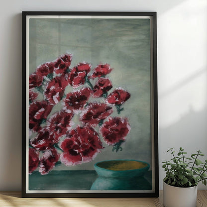 Fliegende rote Nelken in grüner Vase vor grauem Hintergrund.. Rahmen schwarz 50x70