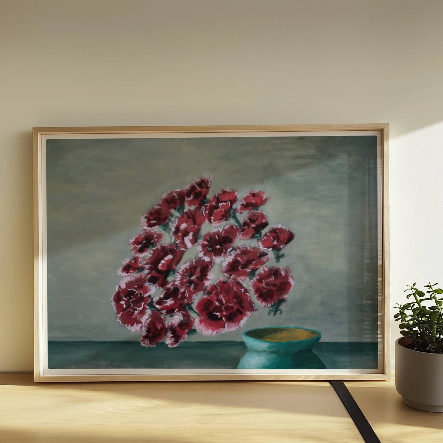Fliegende rote Nelken in grüner Vase vor grauem Hintergrund.. Rahmen natur 70x50