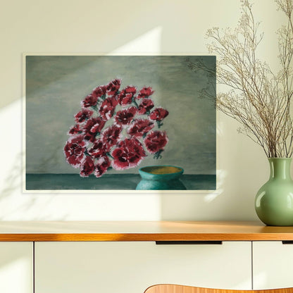 Fliegende rote Nelken in grüner Vase vor grauem Hintergrund.. Ohne Rahmen 70x50