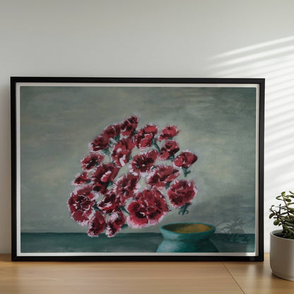 Fliegende rote Nelken in grüner Vase vor grauem Hintergrund.. Rahmen schwarz 70x50
