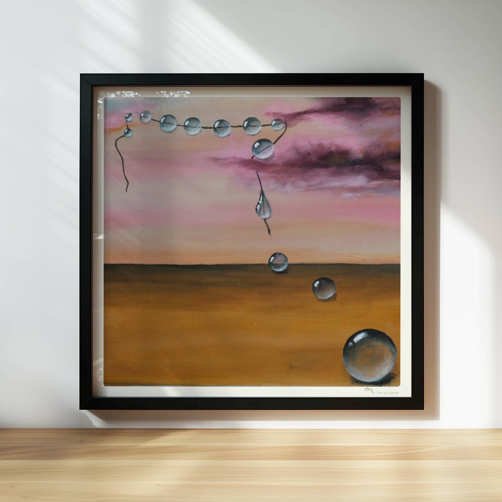 13 schwebende Glastropfen vor rosarotem Himmel über Wüste.. Rahmen schwarz 30x30