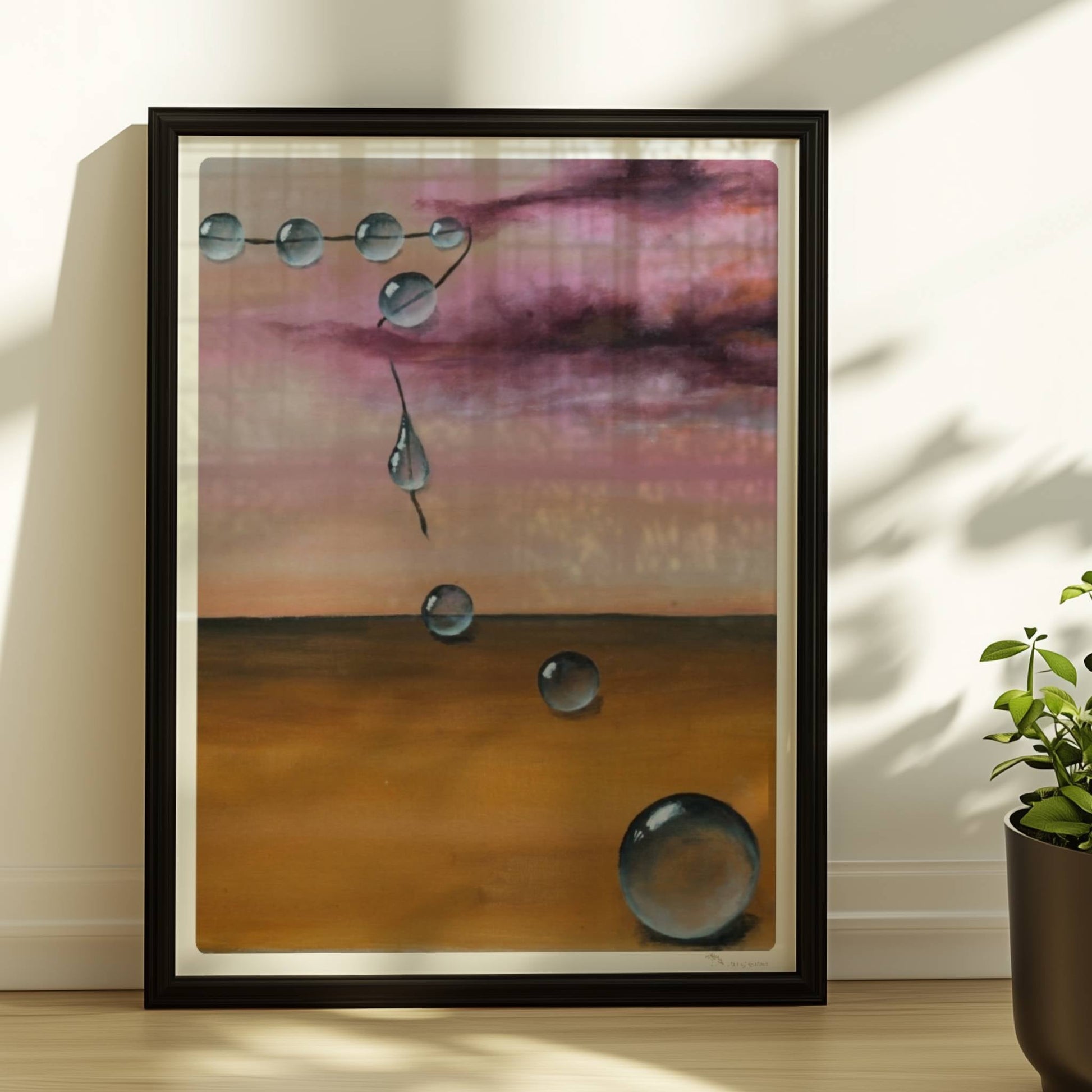 13 schwebende Glastropfen vor rosarotem Himmel über Wüste.. Rahmen schwarz 30x40