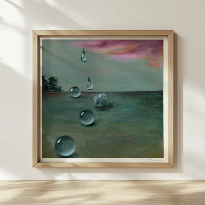 Schwebende Glastropfen vor dramatischer Wolke in Landschaft.. Rahmen natur 30x30