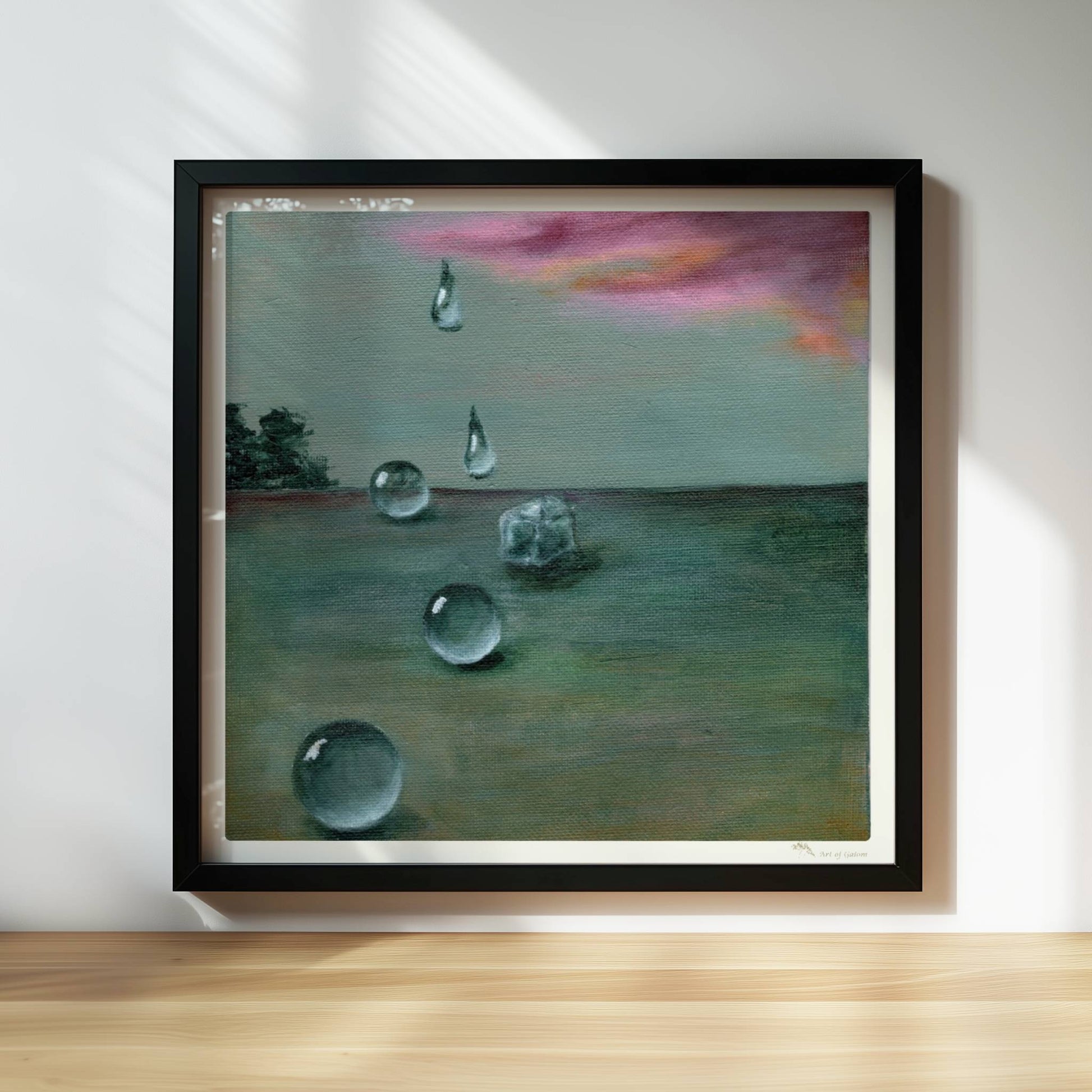 Schwebende Glastropfen vor dramatischer Wolke in Landschaft.. Rahmen schwarz 30x30