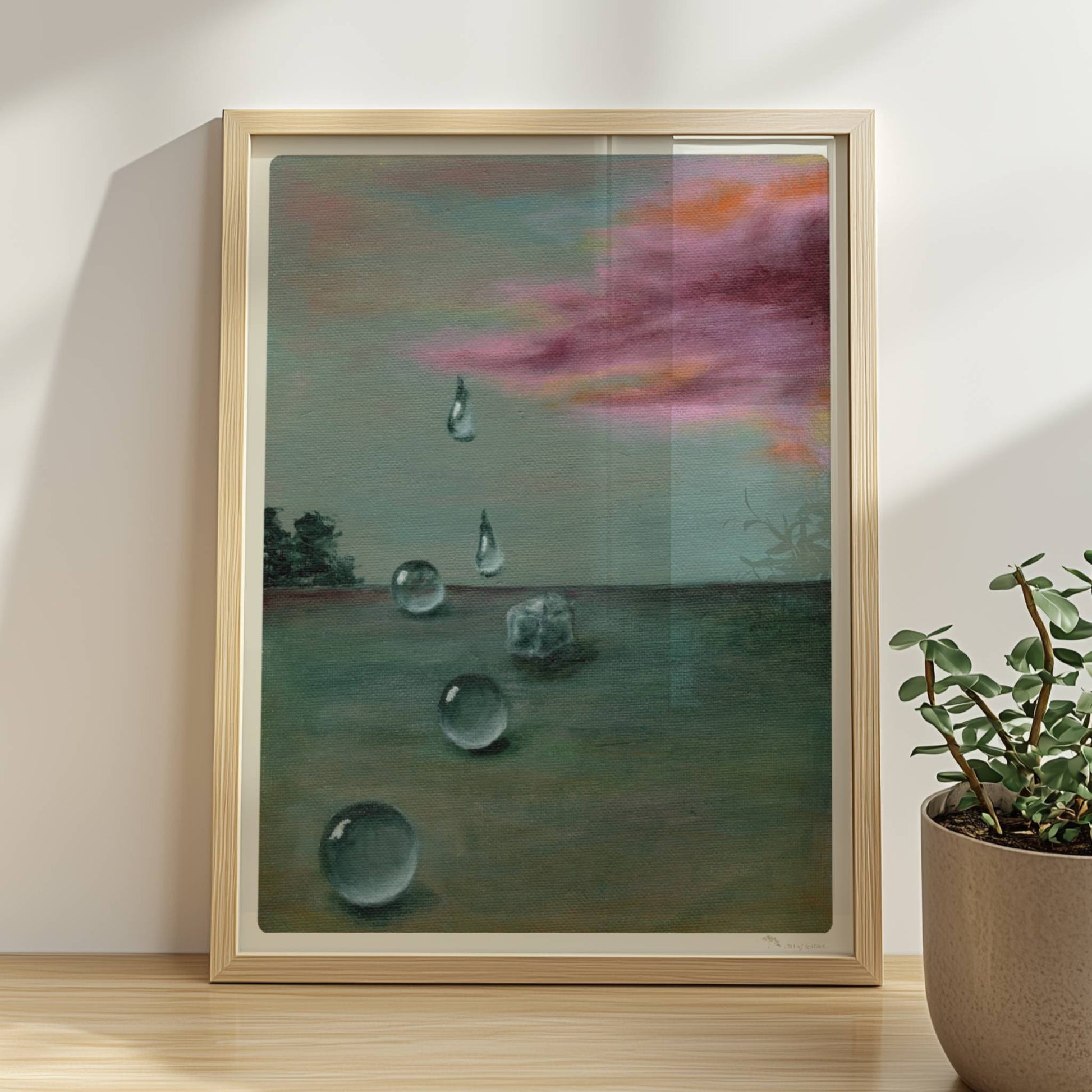 Schwebende Glastropfen vor dramatischer Wolke in Landschaft.. Rahmen natur 30x40