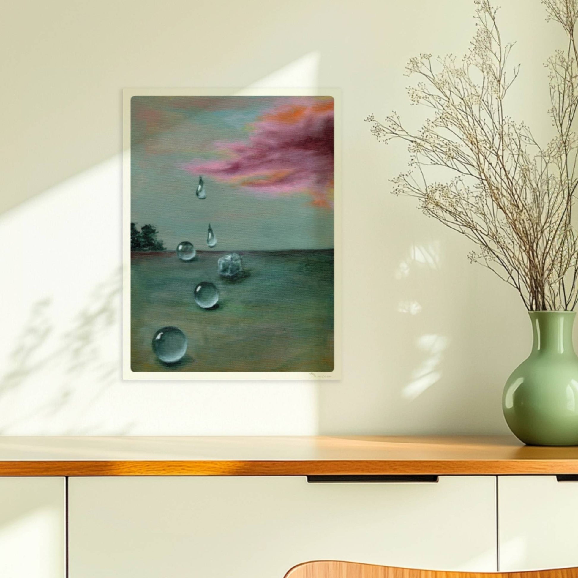 Schwebende Glastropfen vor dramatischer Wolke in Landschaft.. Ohne Rahmen 30x40