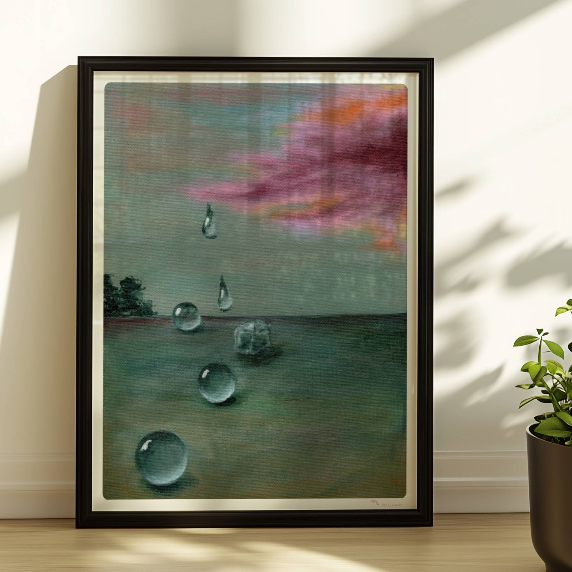 Schwebende Glastropfen vor dramatischer Wolke in Landschaft.. Rahmen schwarz 30x40