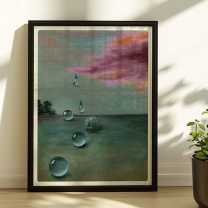Schwebende Glastropfen vor dramatischer Wolke in Landschaft.. Rahmen schwarz 30x40