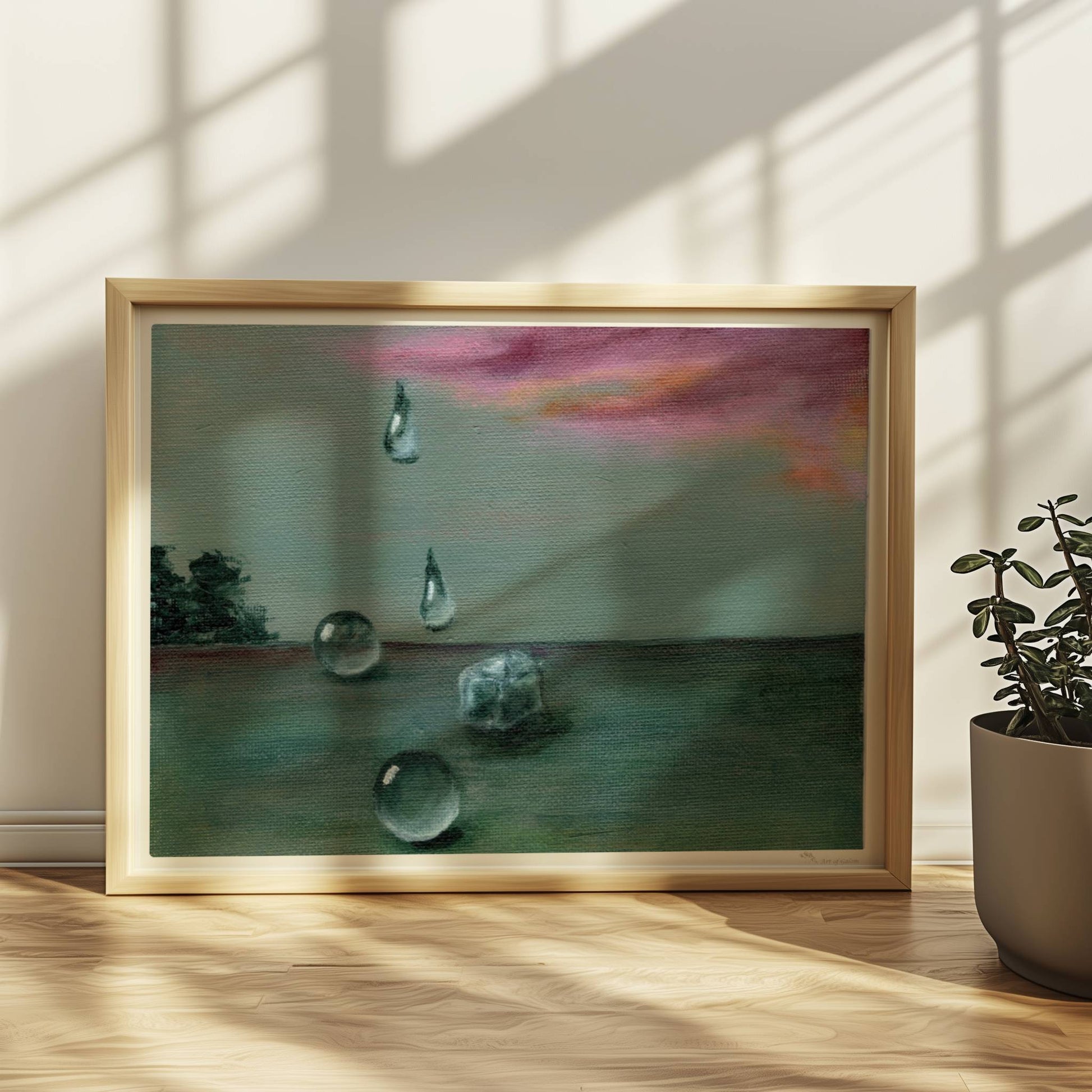 Schwebende Glastropfen vor dramatischer Wolke in Landschaft.. Rahmen natur 40x30