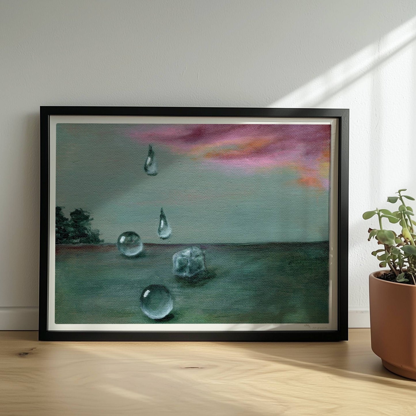 Schwebende Glastropfen vor dramatischer Wolke in Landschaft.. Rahmen schwarz 40x30