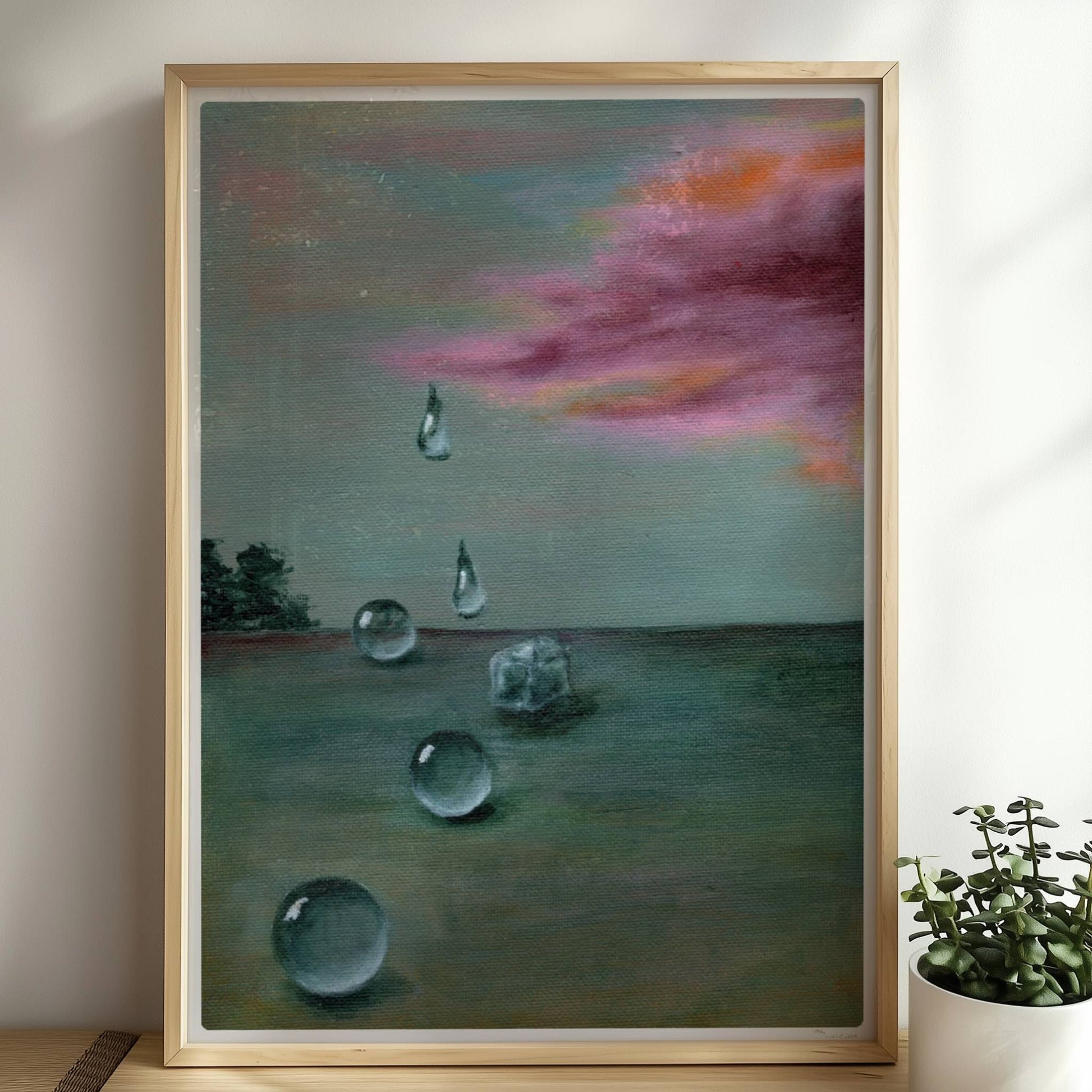 Schwebende Glastropfen vor dramatischer Wolke in Landschaft.. Rahmen natur 50x70