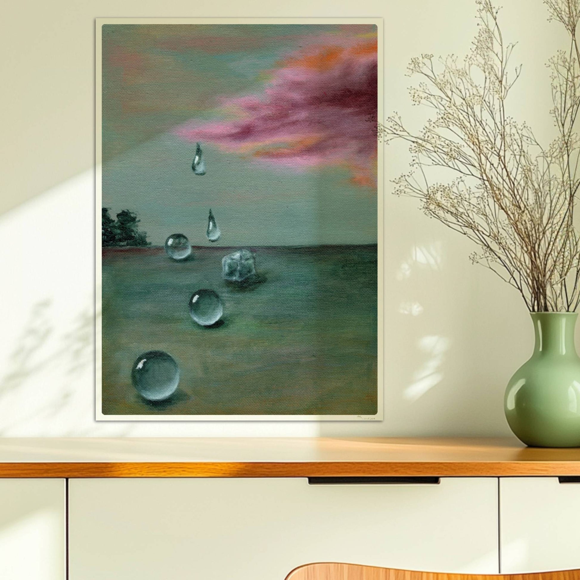 Schwebende Glastropfen vor dramatischer Wolke in Landschaft.. Ohne Rahmen 50x70