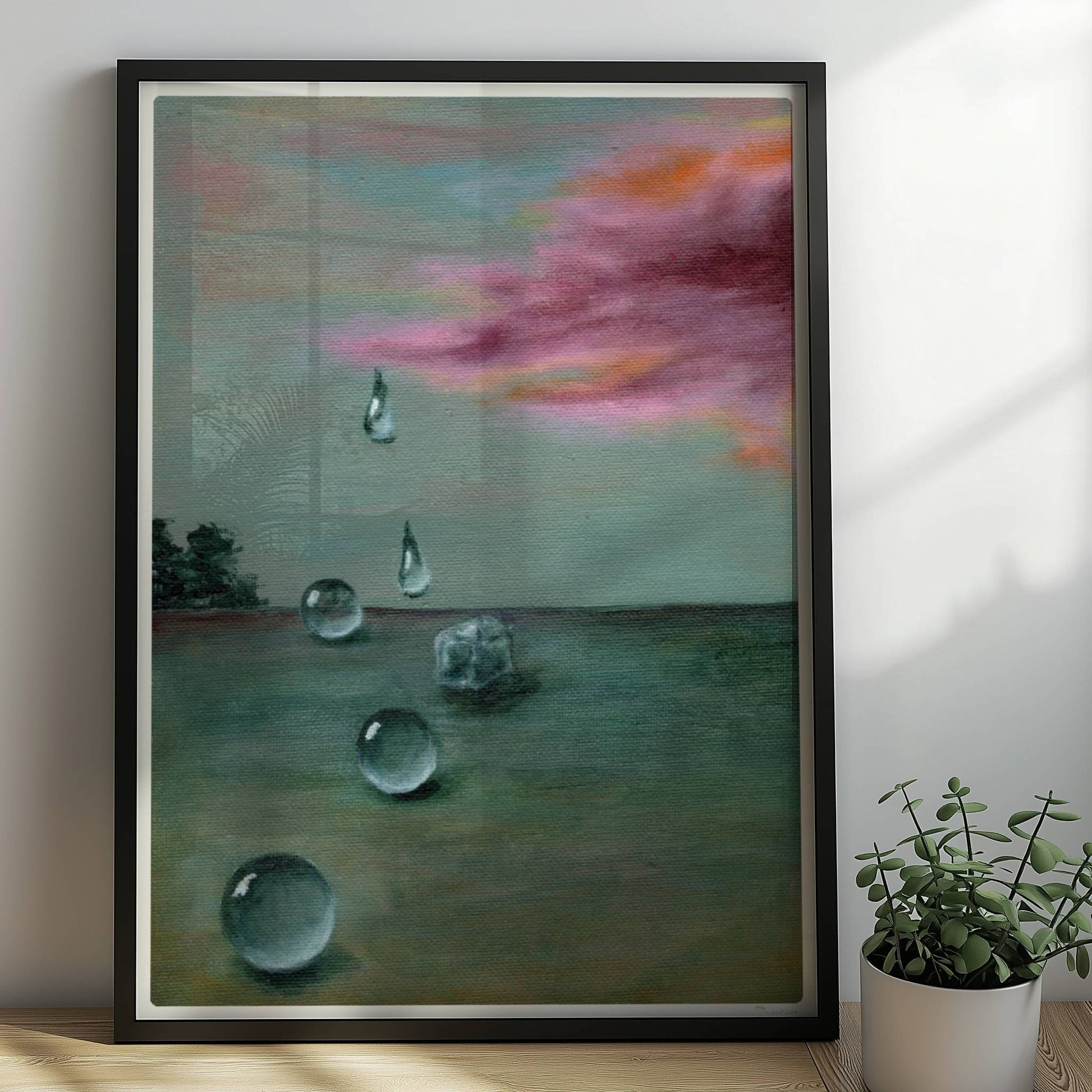 Schwebende Glastropfen vor dramatischer Wolke in Landschaft.. Rahmen schwarz 50x70