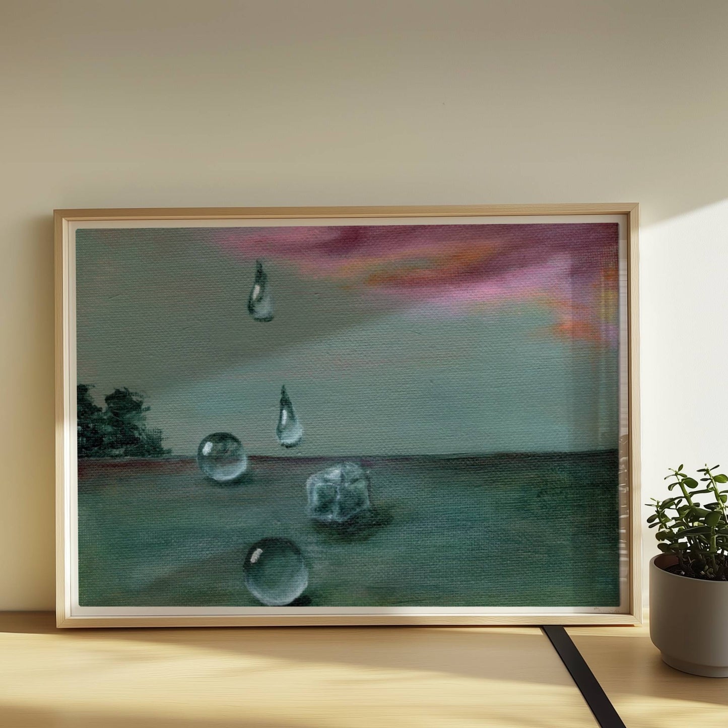 Schwebende Glastropfen vor dramatischer Wolke in Landschaft.. Rahmen natur 70x50