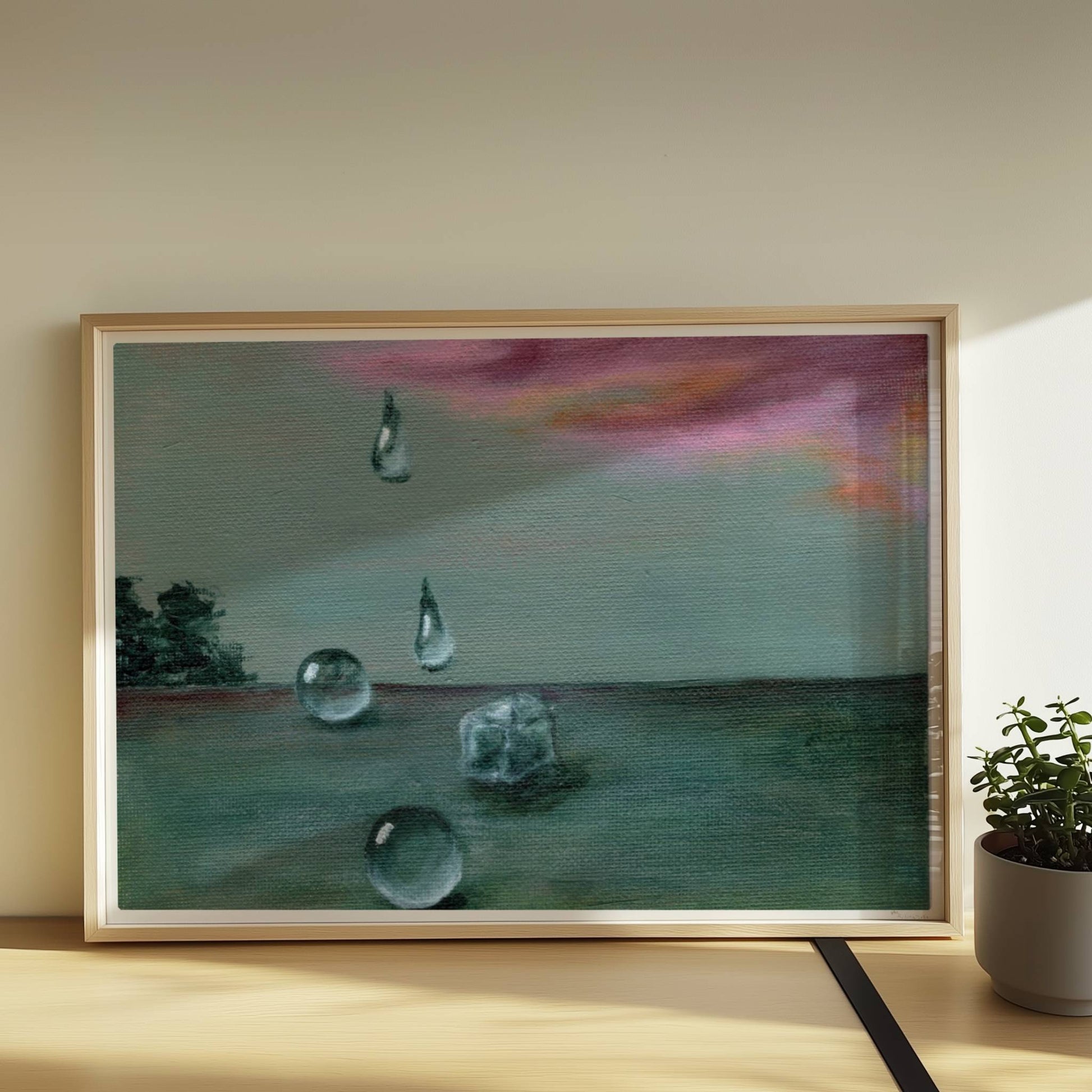 Schwebende Glastropfen vor dramatischer Wolke in Landschaft.. Rahmen natur 70x50