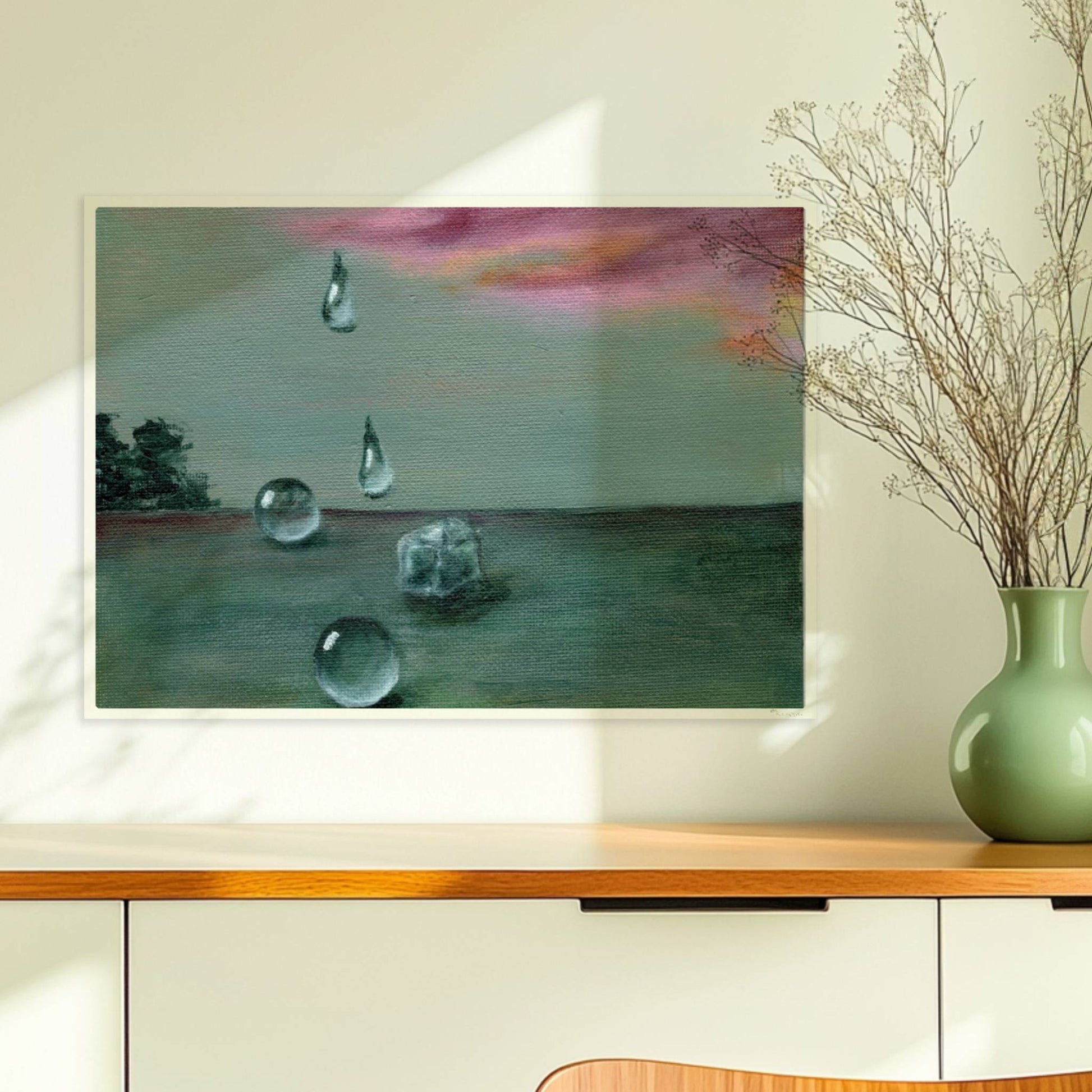 Schwebende Glastropfen vor dramatischer Wolke in Landschaft.. Ohne Rahmen 70x50