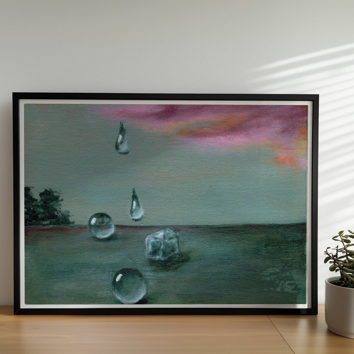 Schwebende Glastropfen vor dramatischer Wolke in Landschaft.. Rahmen schwarz 70x50