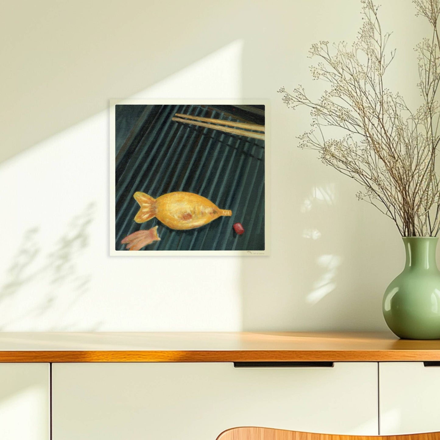 Goldener Fisch auf Sushi-Matte mit Stäbchen, surreal inszeniert.. Ohne Rahmen 30x30