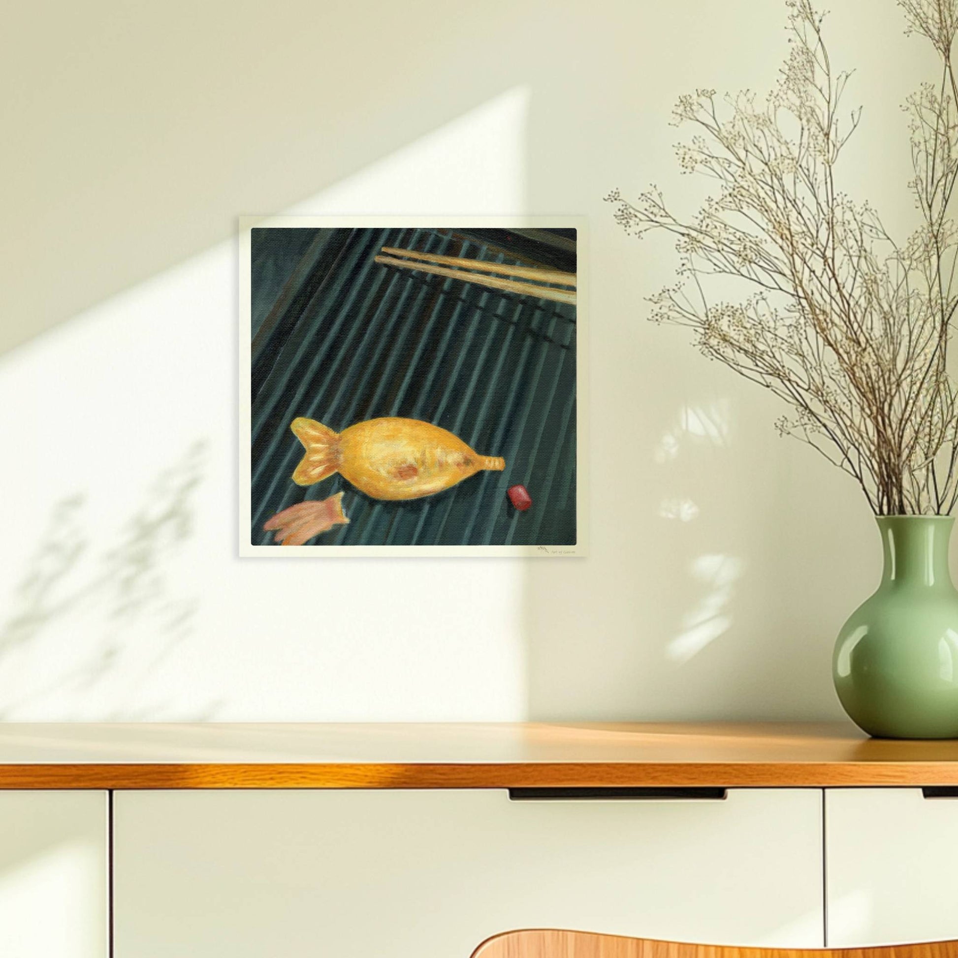 Goldener Fisch auf Sushi-Matte mit Stäbchen, surreal inszeniert.. Ohne Rahmen 30x30