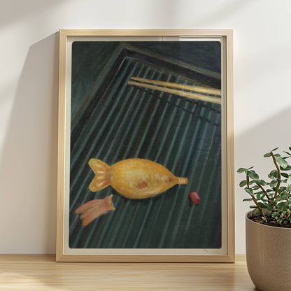 Goldener Fisch auf Sushi-Matte mit Stäbchen, surreal inszeniert.. Rahmen natur 30x40