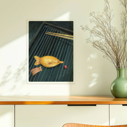 Goldener Fisch auf Sushi-Matte mit Stäbchen, surreal inszeniert.. Ohne Rahmen 30x40
