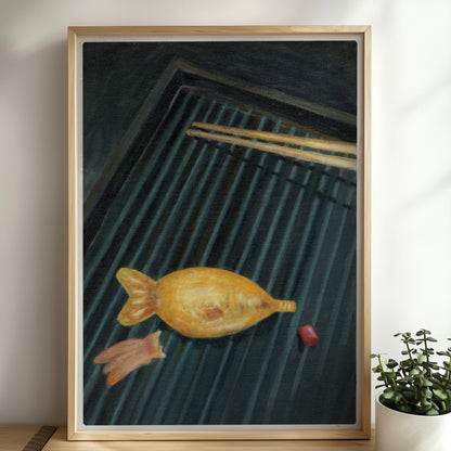 Goldener Fisch auf Sushi-Matte mit Stäbchen, surreal inszeniert.. Rahmen natur 50x70