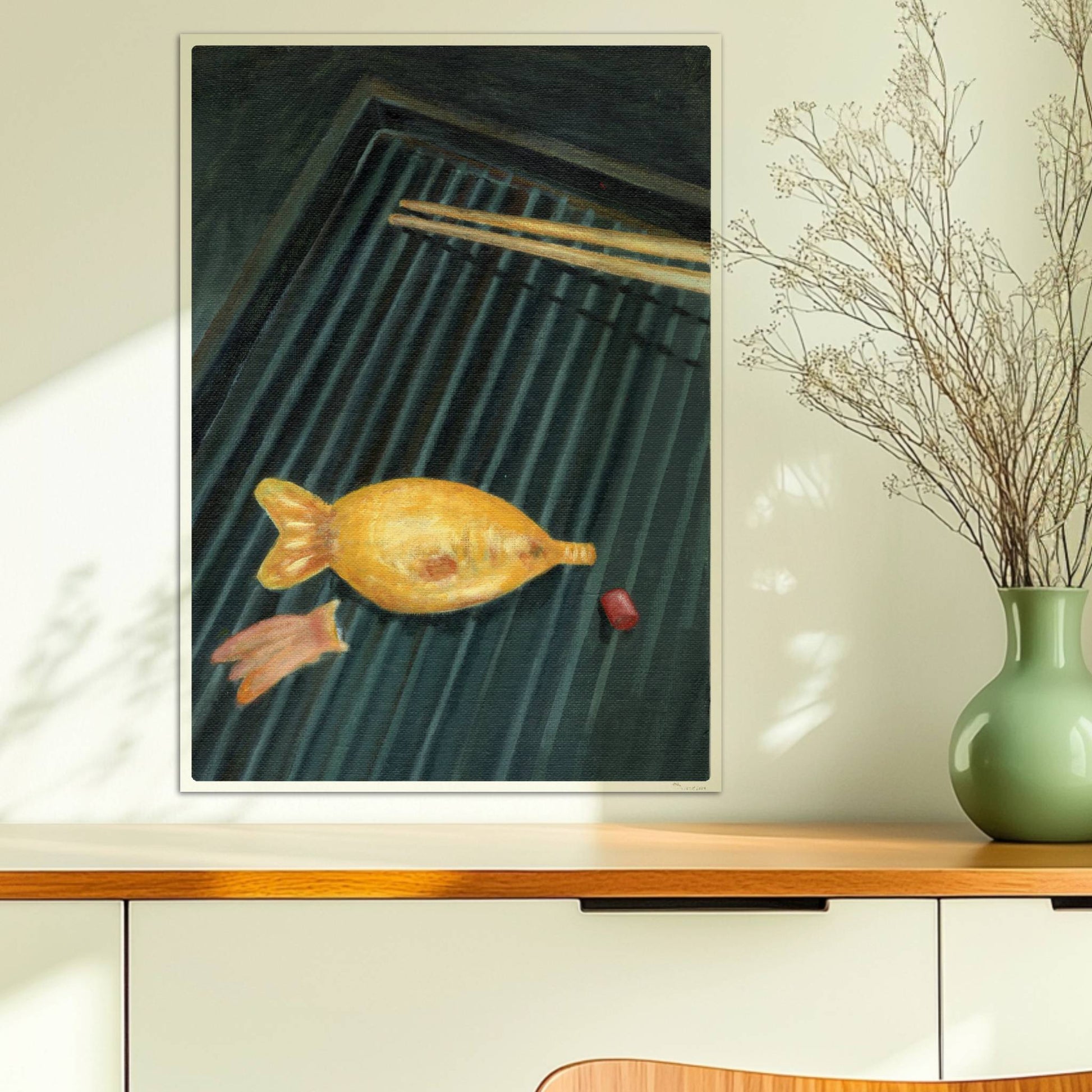 Goldener Fisch auf Sushi-Matte mit Stäbchen, surreal inszeniert.. Ohne Rahmen 50x70