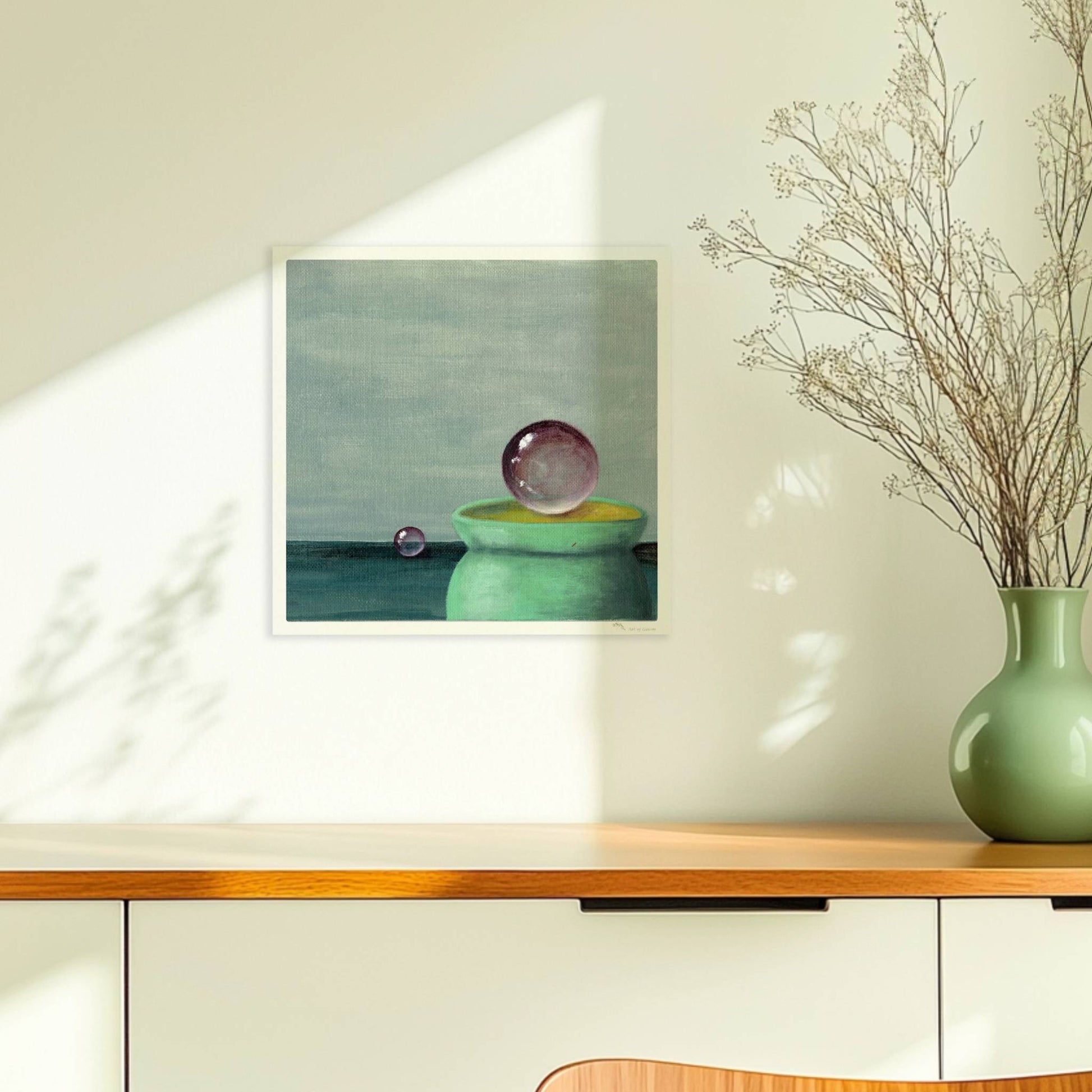 Schwebende Glaskugel über grüner Schale, minimalistische Szene.. Ohne Rahmen 30x30