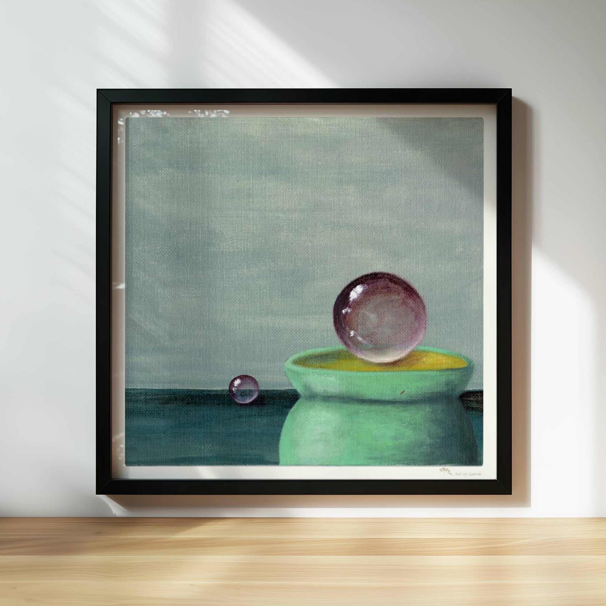 Schwebende Glaskugel über grüner Schale, minimalistische Szene.. Rahmen schwarz 30x30