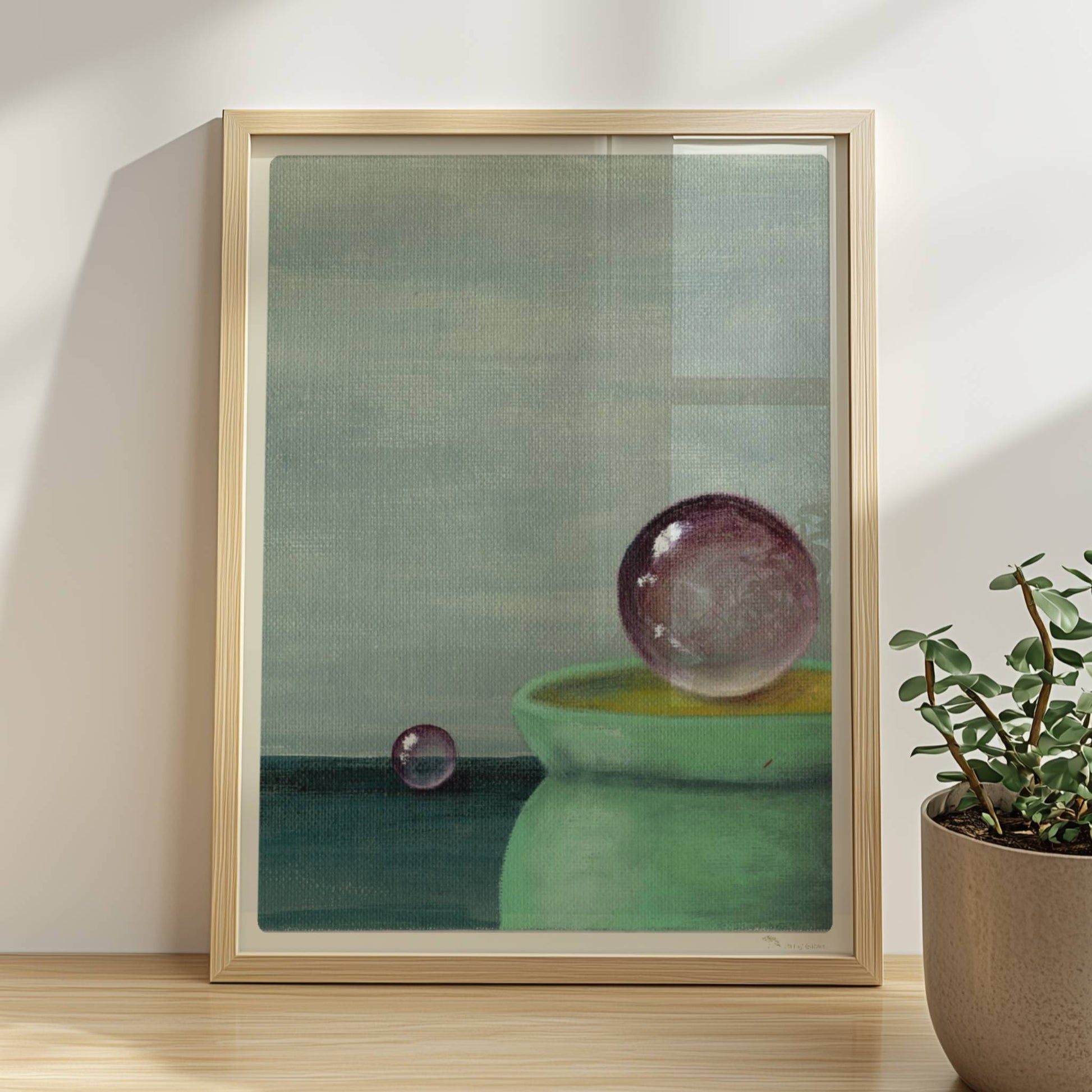 Schwebende Glaskugel über grüner Schale, minimalistische Szene.. Rahmen natur 30x40