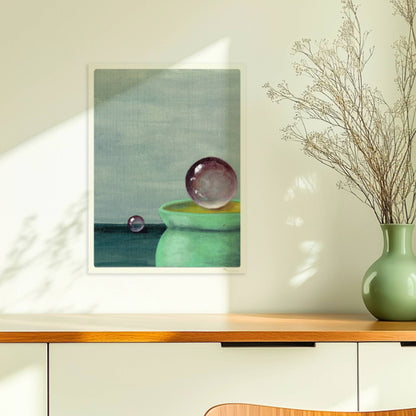 Schwebende Glaskugel über grüner Schale, minimalistische Szene.. Ohne Rahmen 30x40