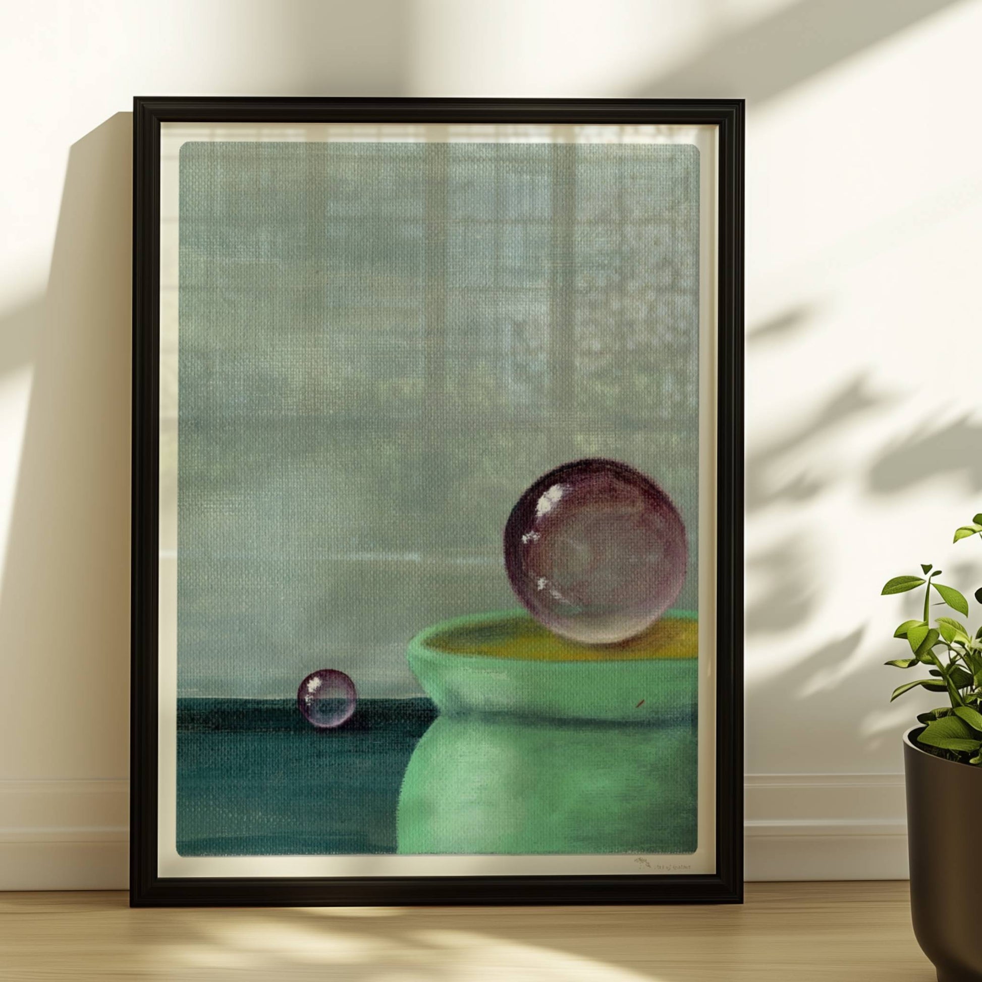 Schwebende Glaskugel über grüner Schale, minimalistische Szene.. Rahmen schwarz 30x40