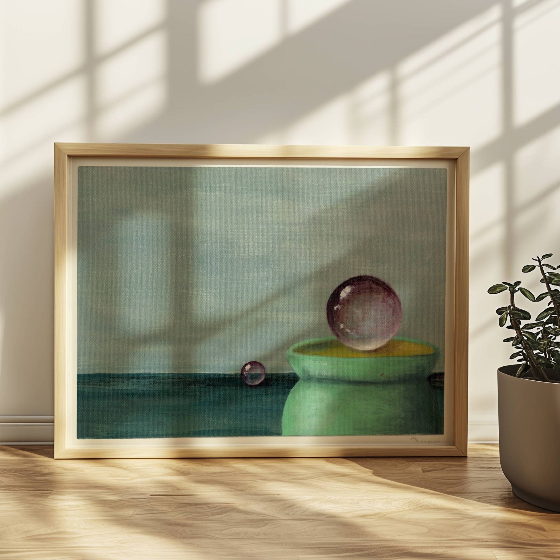 Schwebende Glaskugel über grüner Schale, minimalistische Szene.. Rahmen natur 40x30