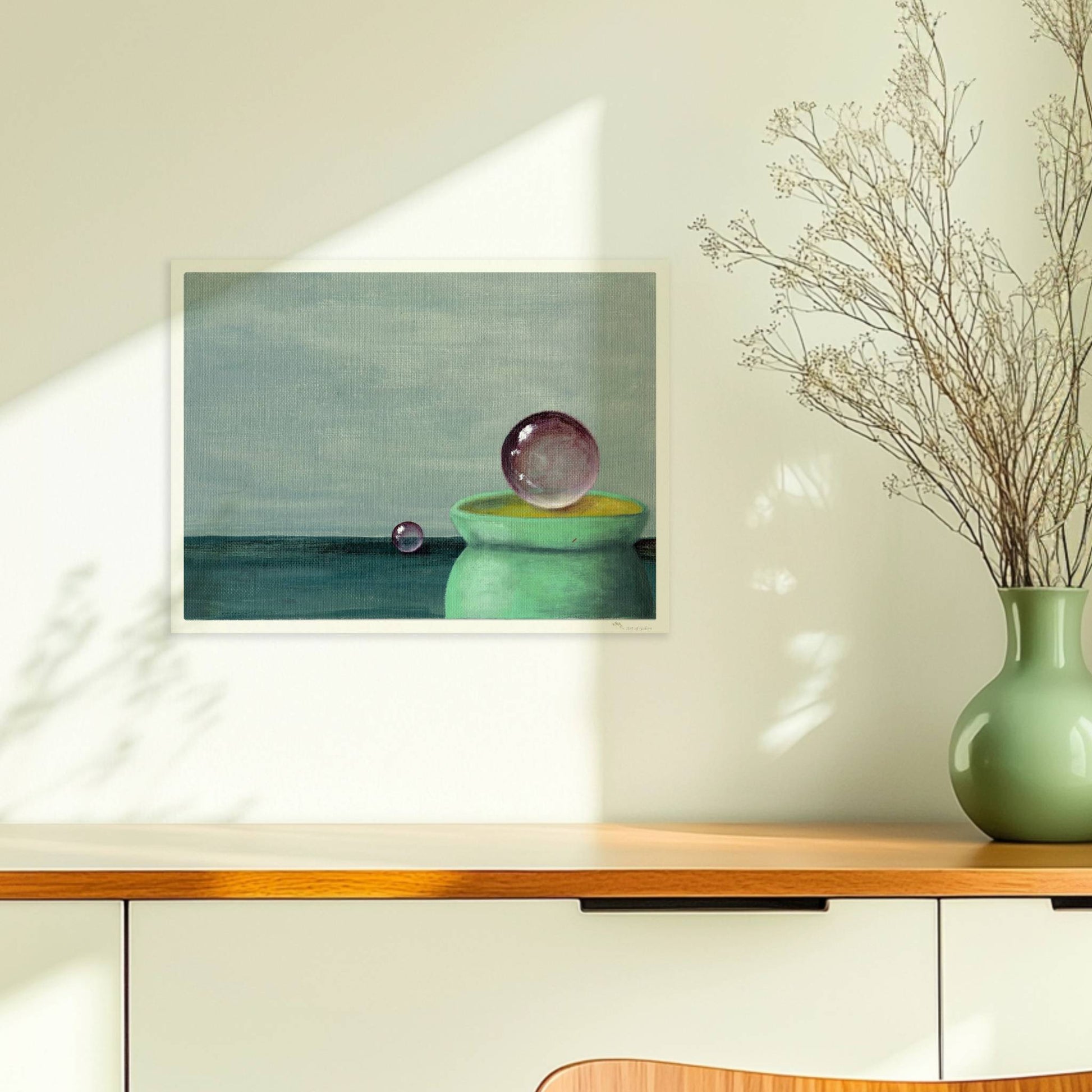 Schwebende Glaskugel über grüner Schale, minimalistische Szene.. Ohne Rahmen 40x30