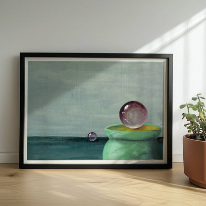 Schwebende Glaskugel über grüner Schale, minimalistische Szene.. Rahmen schwarz 40x30