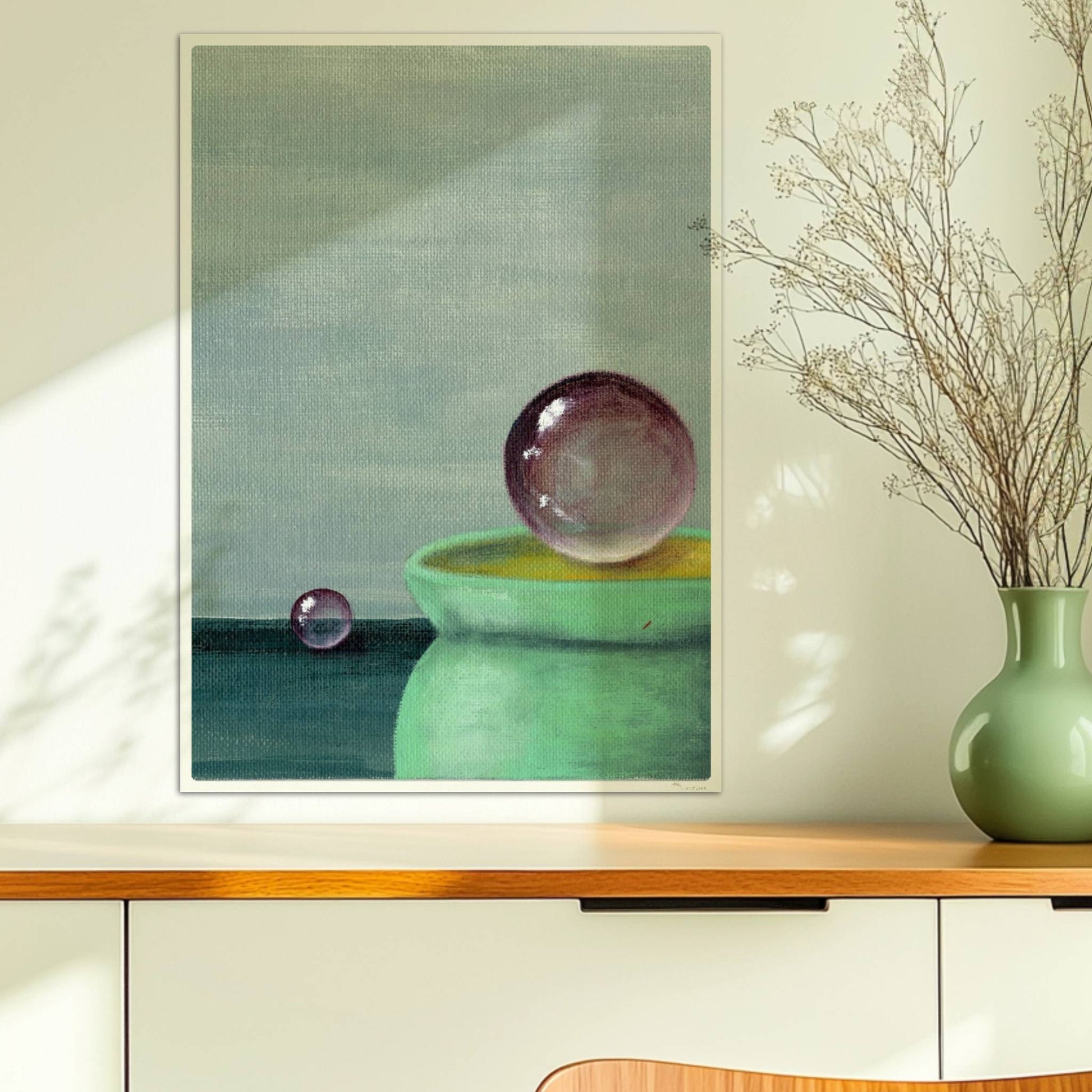 Schwebende Glaskugel über grüner Schale, minimalistische Szene.. Ohne Rahmen 50x70
