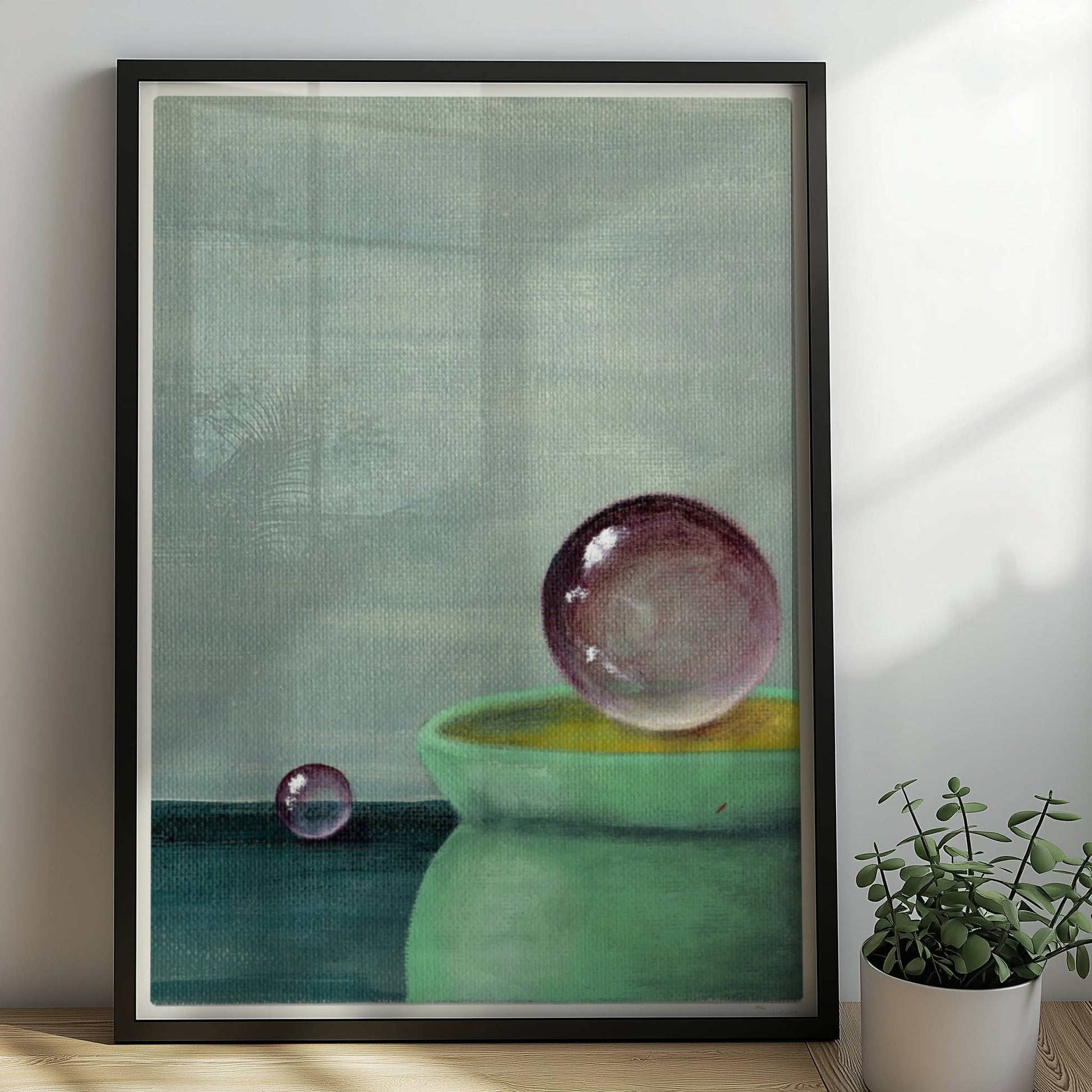 Schwebende Glaskugel über grüner Schale, minimalistische Szene.. Rahmen schwarz 50x70
